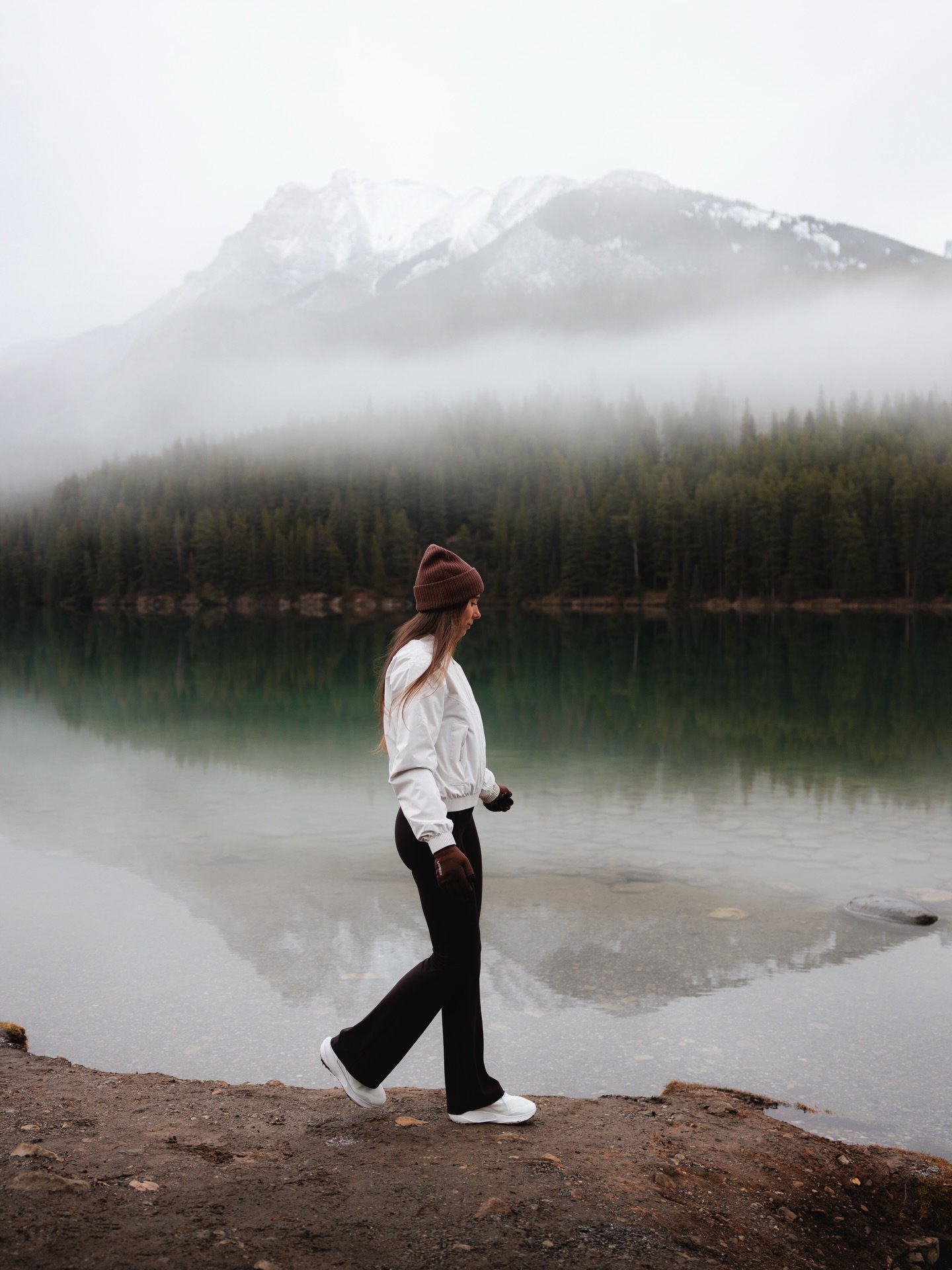 A moody fall day in the Rockies. When we got to this lake, it was so calm, there were low clouds and fog and everything was just so quiet and still&hellip; and then out of nowhere, it started dumping wet snow 🌲☁️

It&rsquo;s these dramatic weather c