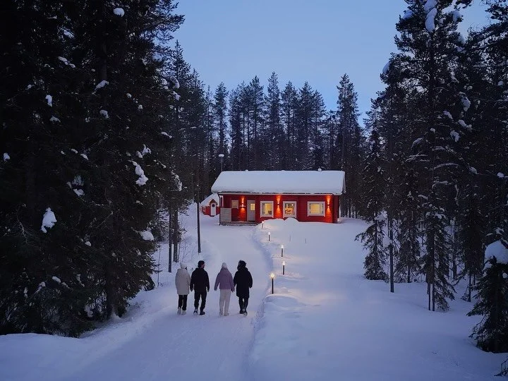 Cozy cabin vibes in Finland 🇫🇮🛖🔥 @rukanhuvilajahuolto 

#ruka #finland #lapland #cinematic #cabinlife