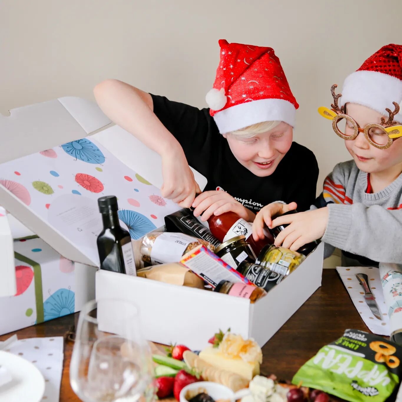 Omg! 

Christmas is coming..how did that happen???

Did you know @_positive_feeds_2.0 can still assist with your sustainably packaged staff or client gifts this year? 

With a massive range of small batch producers and social enterprises to choose fr