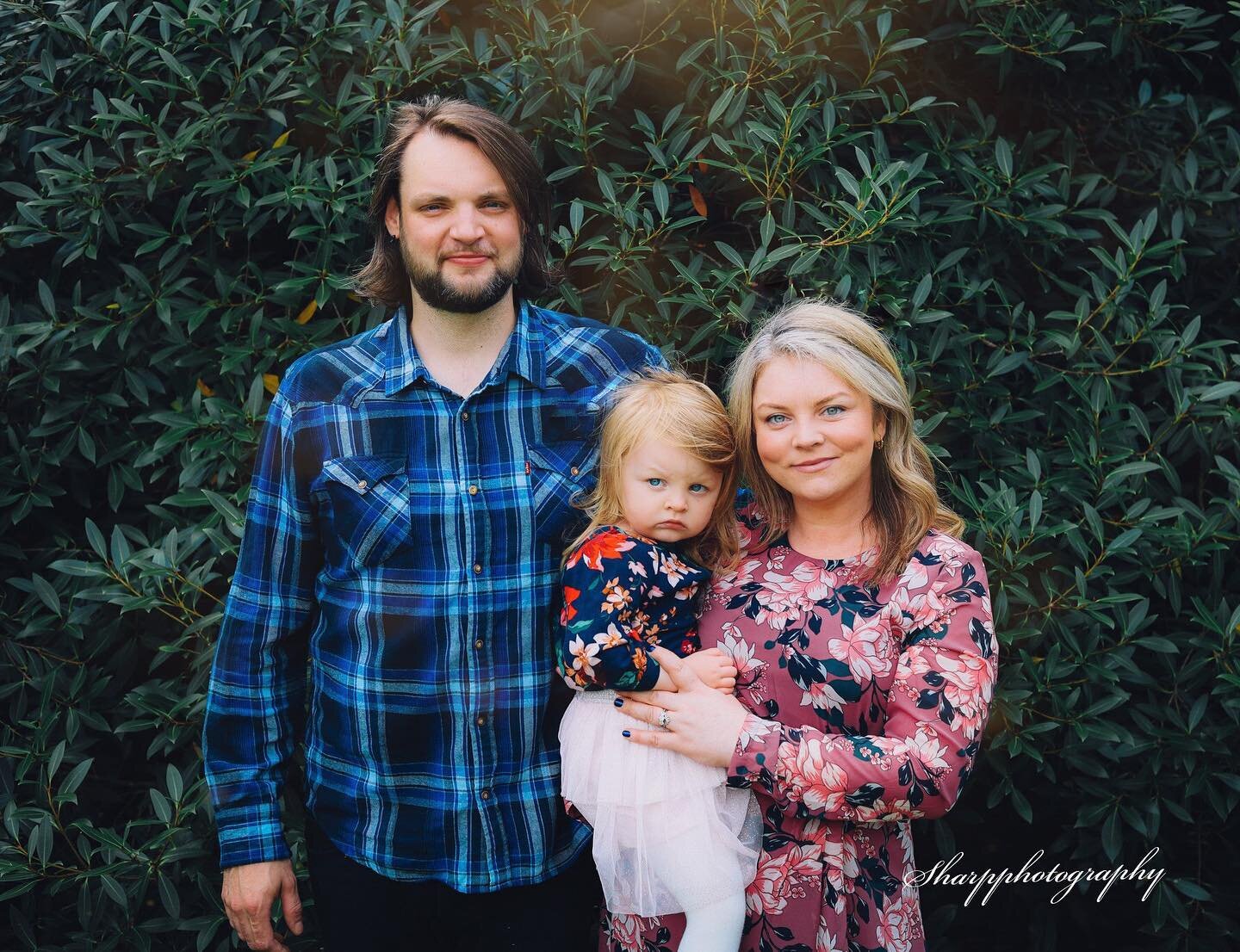 𝐵𝑒𝒶𝓊𝓉𝒾𝒻𝓊𝓁 𝒻𝒶𝓂𝒾𝓁𝓎 𝓈𝒽𝑜𝑜𝓉 🍀
.
.
.
#canadianphotographer #bcphotographer #surreyphotographer #familyphotoshoot #three #islaskye #cuzzies #beautifulfamily #photography #photooftheday #photographer #momsidejob #sharpphotography #queene