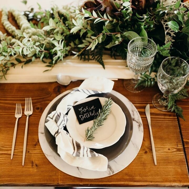 Don't mind us. We are just swooning over everything wedding today.
How gorgeous is this table setting?
Stylish Modern flatware with our marble placemats, gray dinner plate and villa napkins. Love!
.
.
Venue: The Barn at Riverbend  @thebarnatriverbend