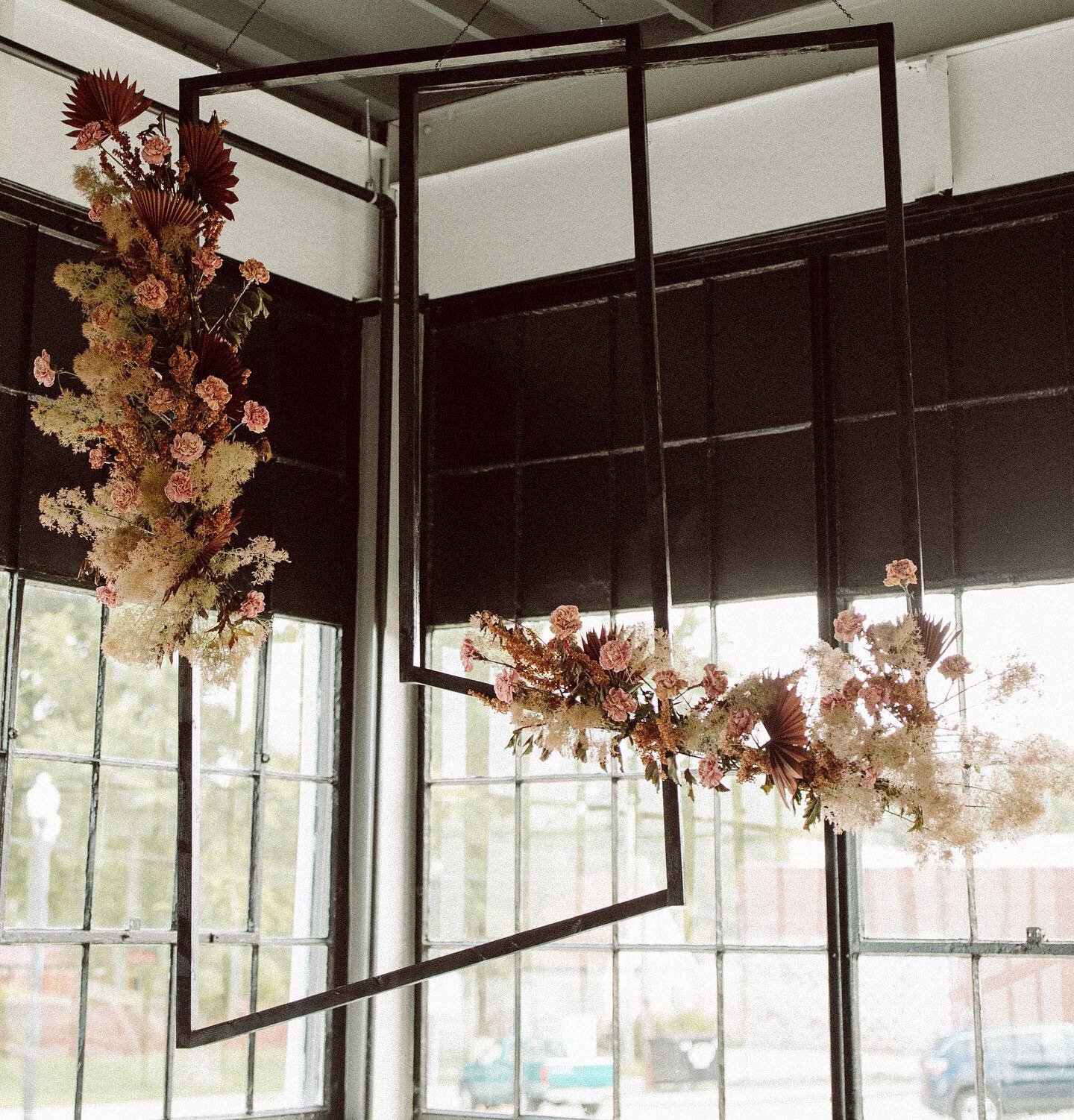 New hanging backdrop installation available on our website. 
.
.

Photography: @bethssolano
Venue: @thedelaware.kc
Design/styling/planning: @wildlyyoursweddings
Design/styling/floral: @elizabethmckenzieflorals
Rentals/styling: @supplyevent
Hair/makeu