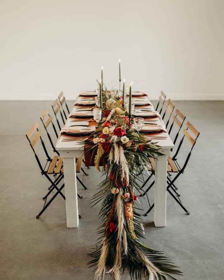 Absolutely in love with this setting! From the terracotta chargers to the white wood farm table to that stunning table floral runner.
What is not to love about this photo? We see and feel those fall vibes for sure! 
.
.
Publication: @wedkansascity
Ph