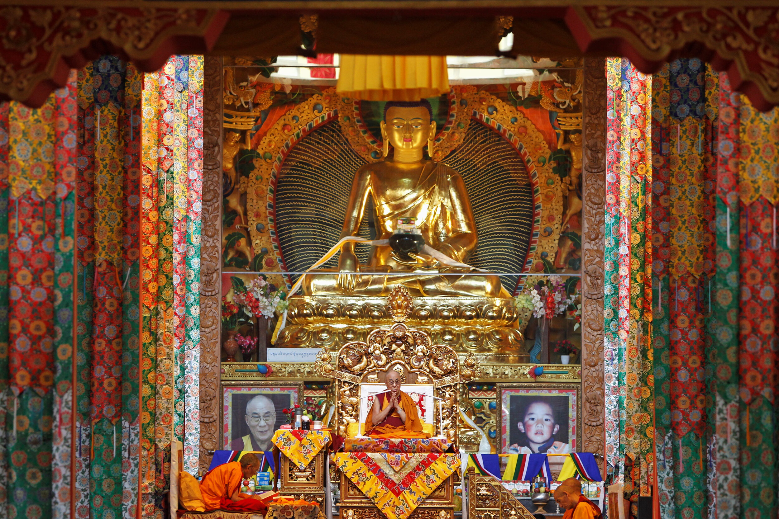  The Dalai Lama conducts the Lamrim Commentaries. 