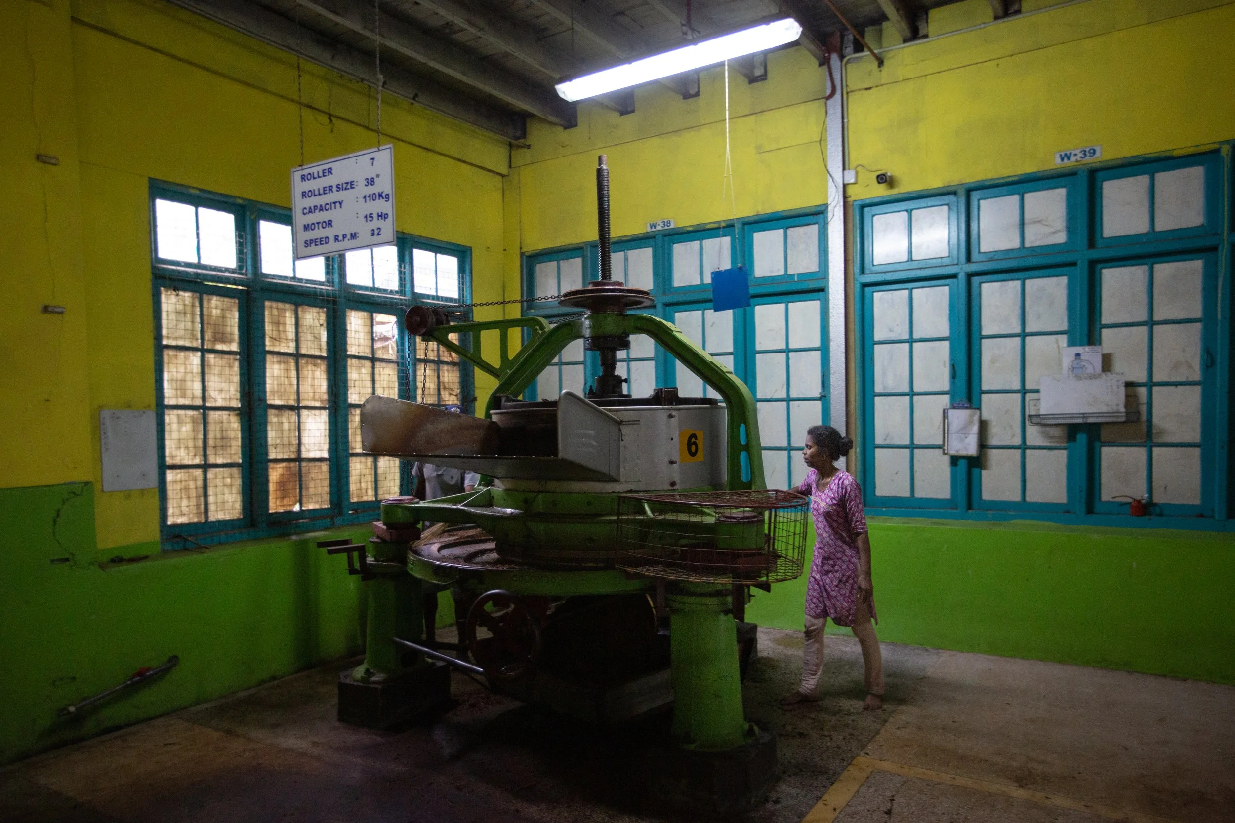 Worker at a rolling machine, Labukelle.