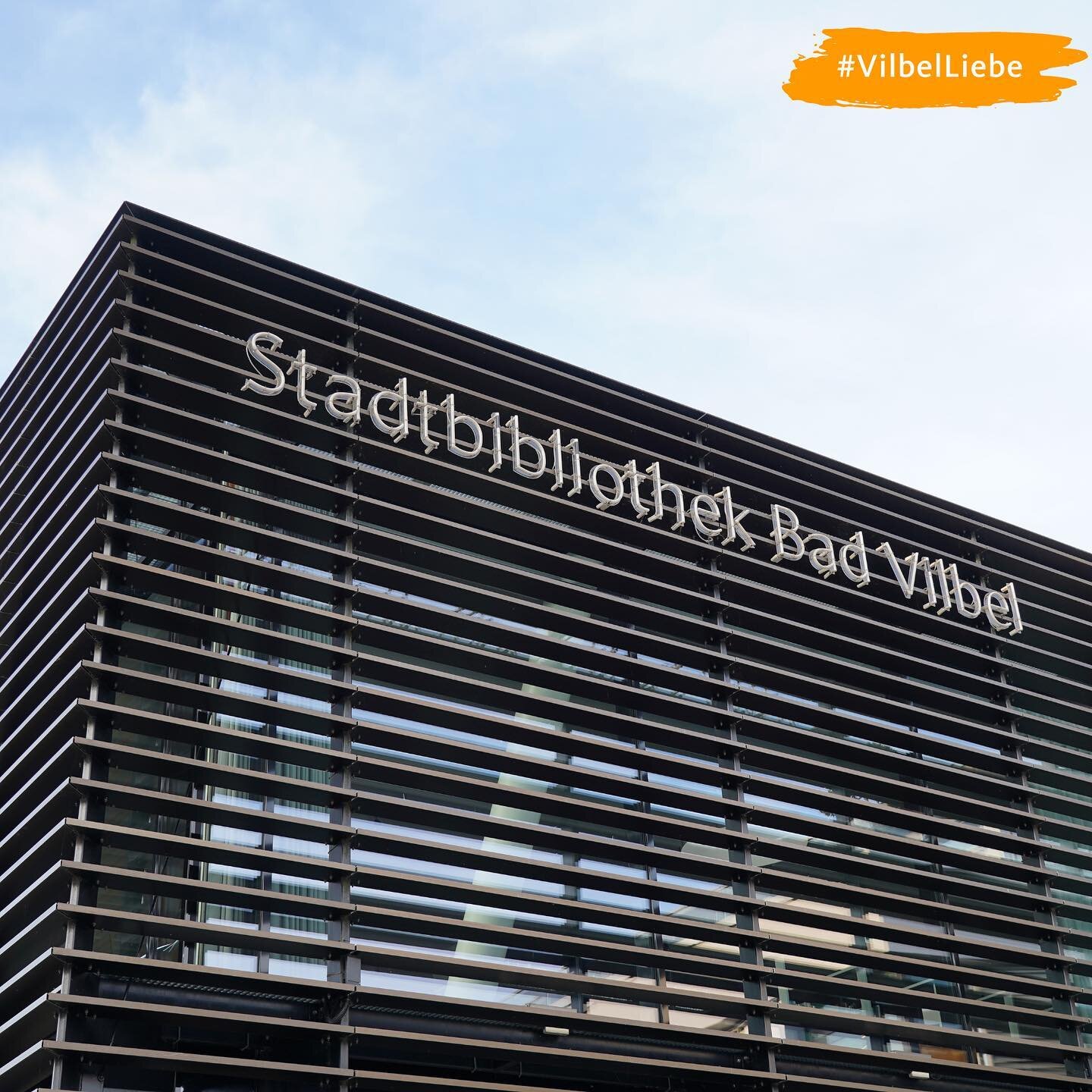 Au&szlig;ergew&ouml;hnliche Architektur im Herzen unserer Stadt: die Mediatheksbr&uuml;cke 🧡 Sie ist und bleibt ein einzigartiger Treffpunkt!✨ #VilbelLiebe #BadVilbel