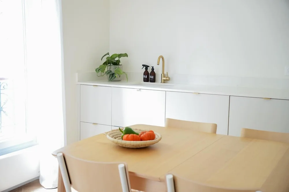 Projet L&eacute;vis - la cuisine 🍅
.
.
Travaux : @reflex_travaux 
Fa&ccedil;ades cuisine @plum.living 
Chaises @tiptoedesign 
#projet #renovation #haussmannien #paris #travaux #decoration #amenagementinterieur #amenagement #appartementhaussmannien #