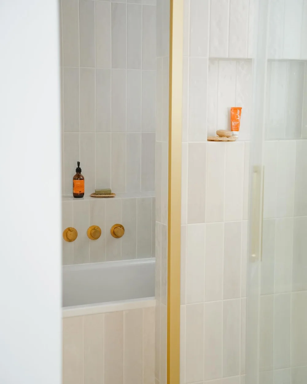 Projet L&eacute;vis - la salle de bain 🫧 
Le d&eacute;fi : y int&eacute;grer une douche et une baignoire ✔️ 
.
.
Travaux : @reflex_travaux 
#projet #renovation #haussmannien #paris #travaux #decoration #amenagementinterieur #amenagement #appartement