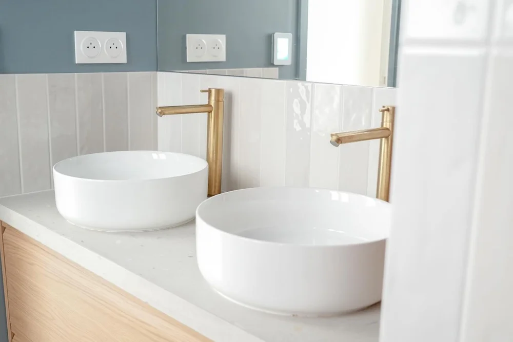 Projet L&eacute;vis - la salle de bain 🫧 
.
.
Travaux : @reflex_travaux 
#projet #renovation #haussmannien #paris #travaux #decoration #amenagementinterieur #amenagement #appartementhaussmannien #design #interiordesign #couloir #couleurs #painting #