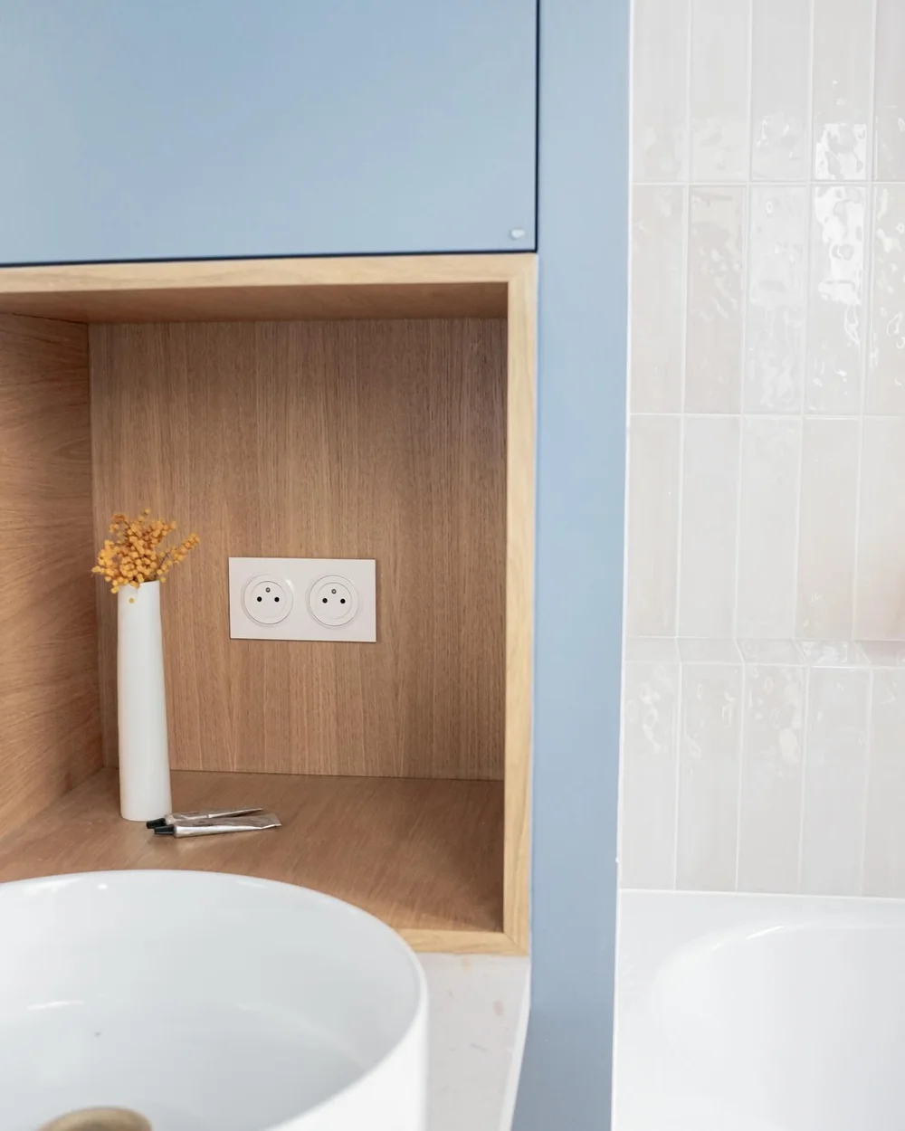 Projet L&eacute;vis - la salle de bain 🫧 
.
.
Travaux : @reflex_travaux 
#projet #renovation #haussmannien #paris #travaux #decoration #amenagementinterieur #amenagement #appartementhaussmannien #design #interiordesign #couloir #couleurs #painting #