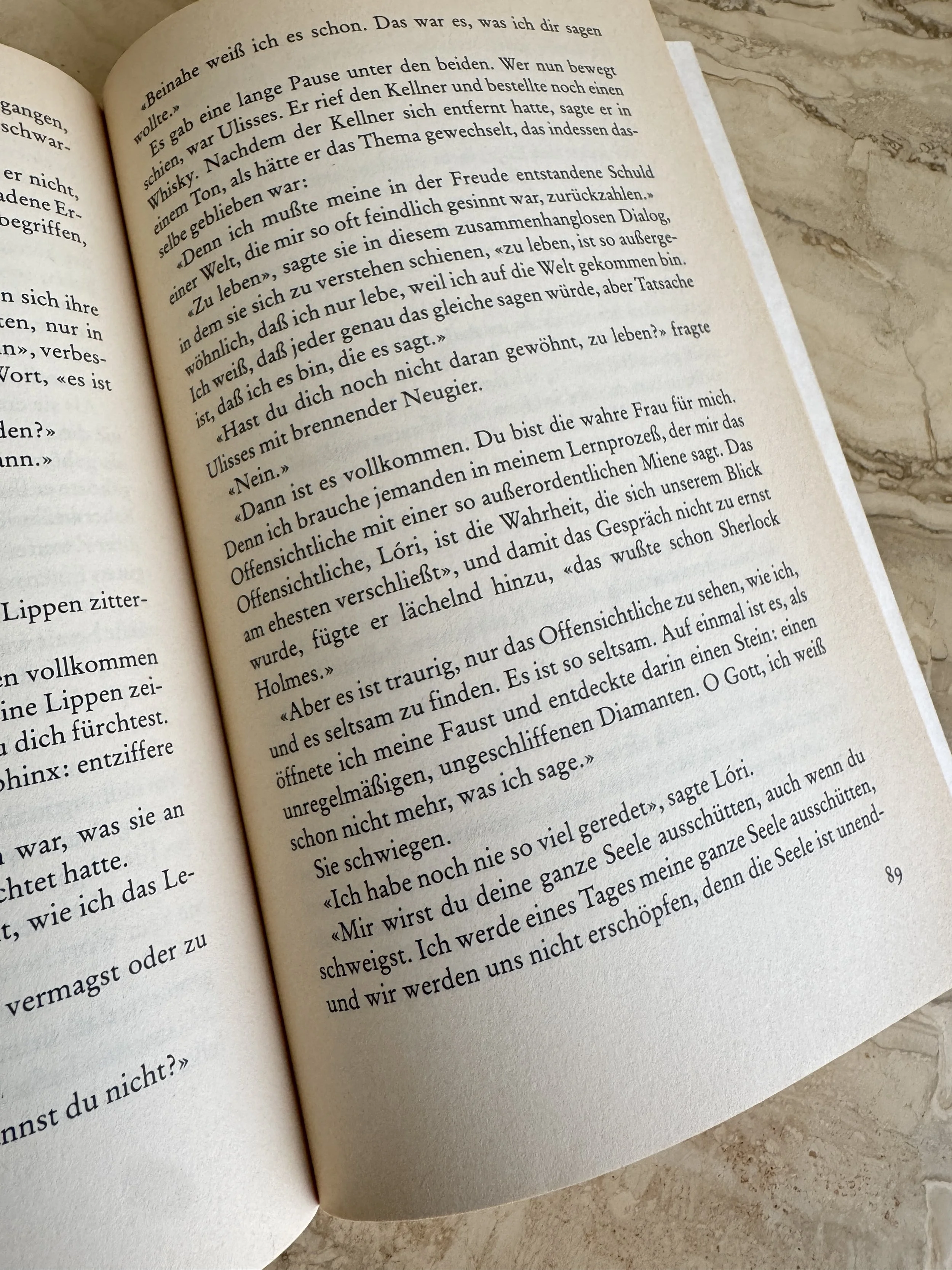 Aufgeschlagene Seite 89 aus Clarice Lispectors "Eine Lehre oder das Buch der Lust", Rowohlt 1988.