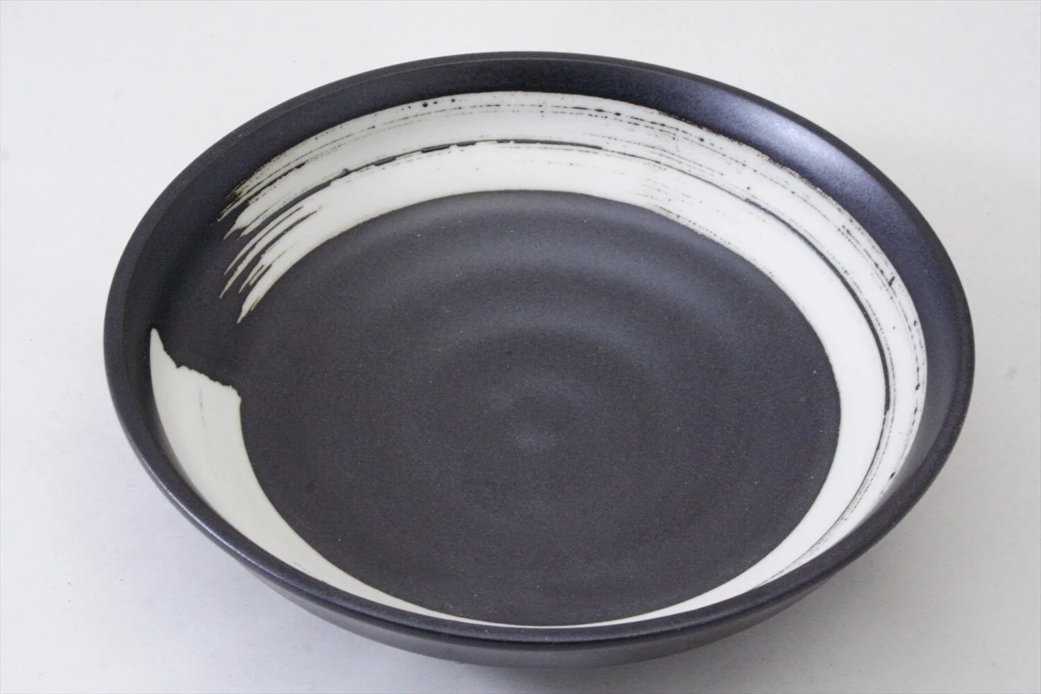 228-5410 White line on black medium shallow bowl