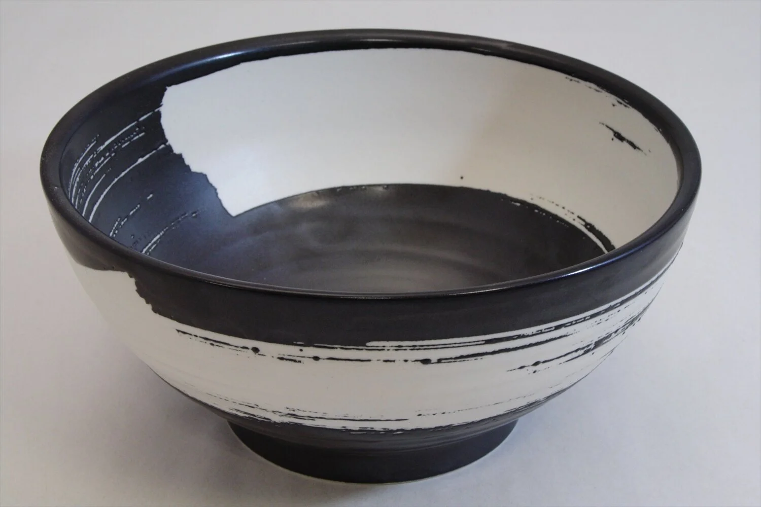 241-0631 White line on black bowl