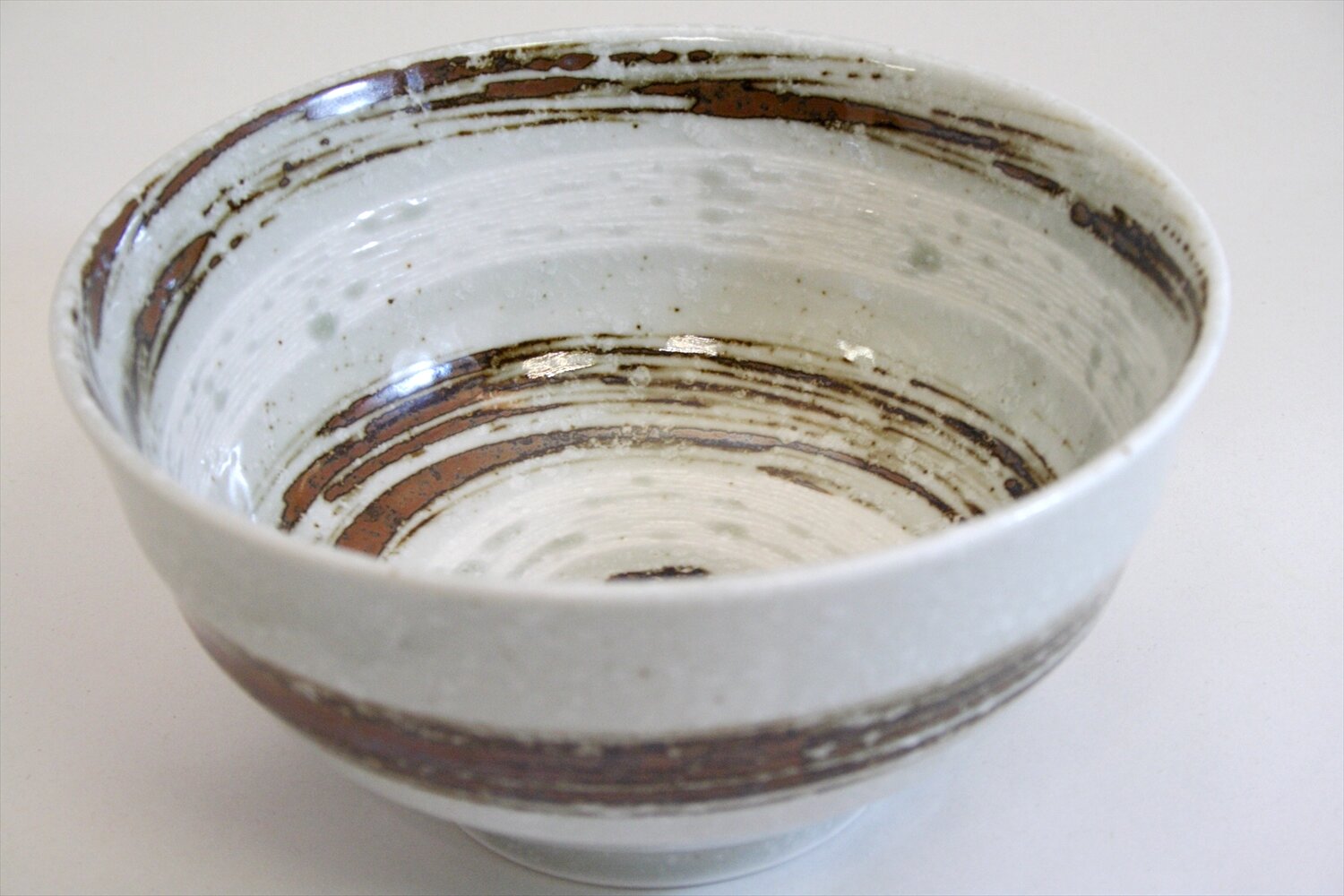 258-2519 Brown whirl on white donburi bowl