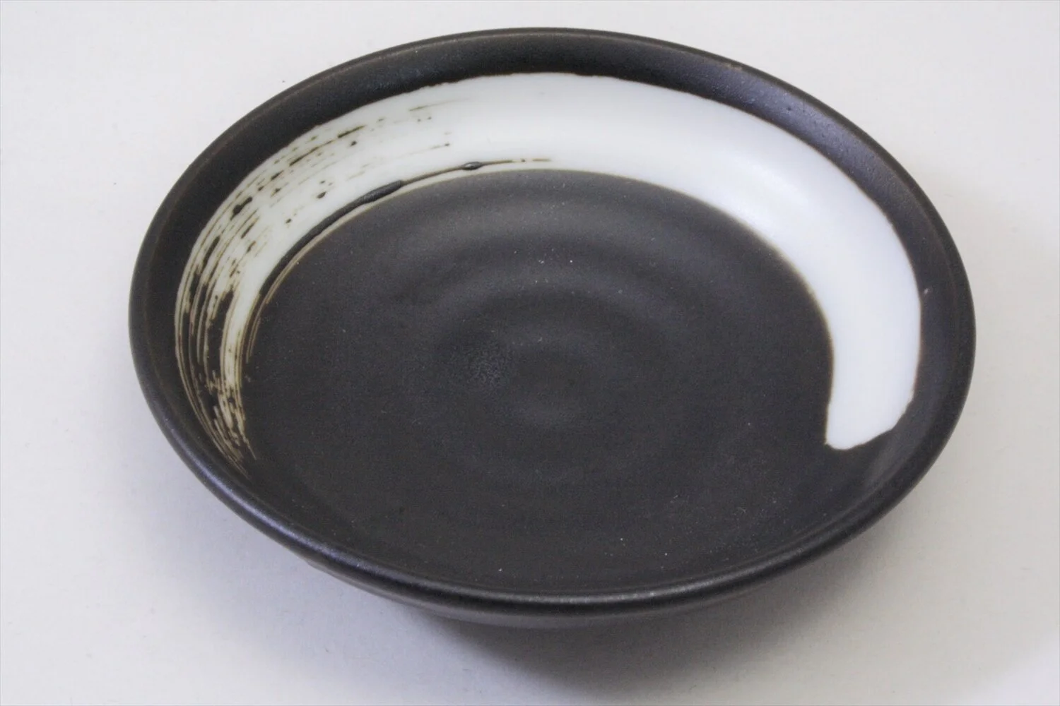 428-5727 White line on black round sauce dish