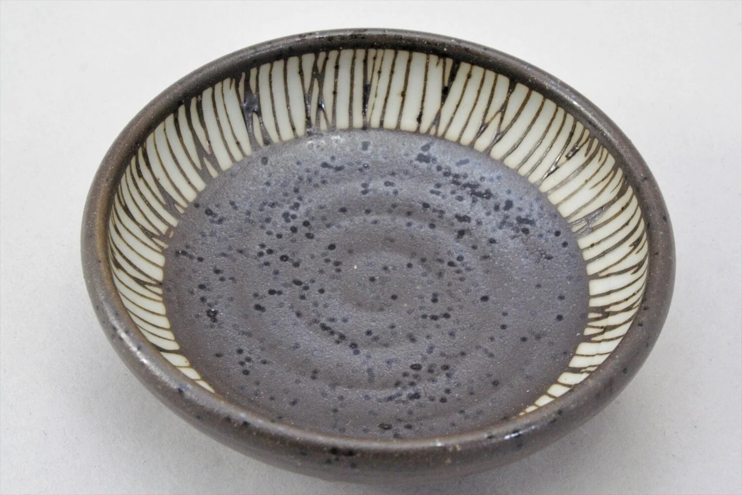 428-5109 Stripes on black round sauce dish