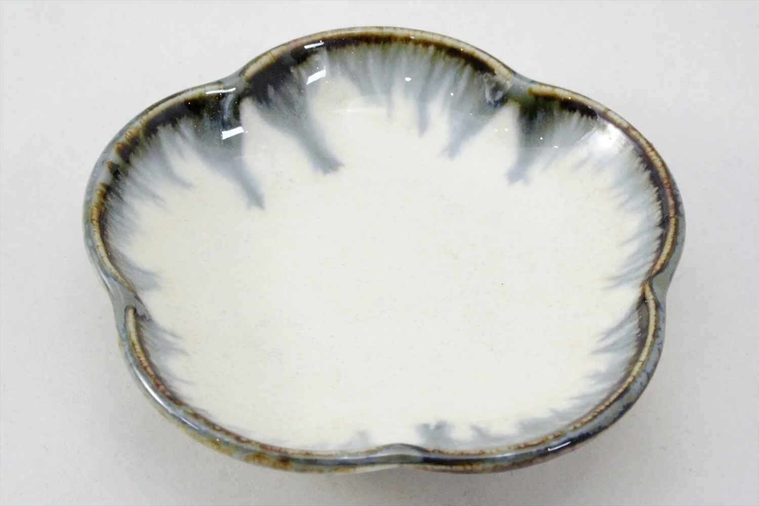 428-4999 Flower shaped white sauce dish with blue edge