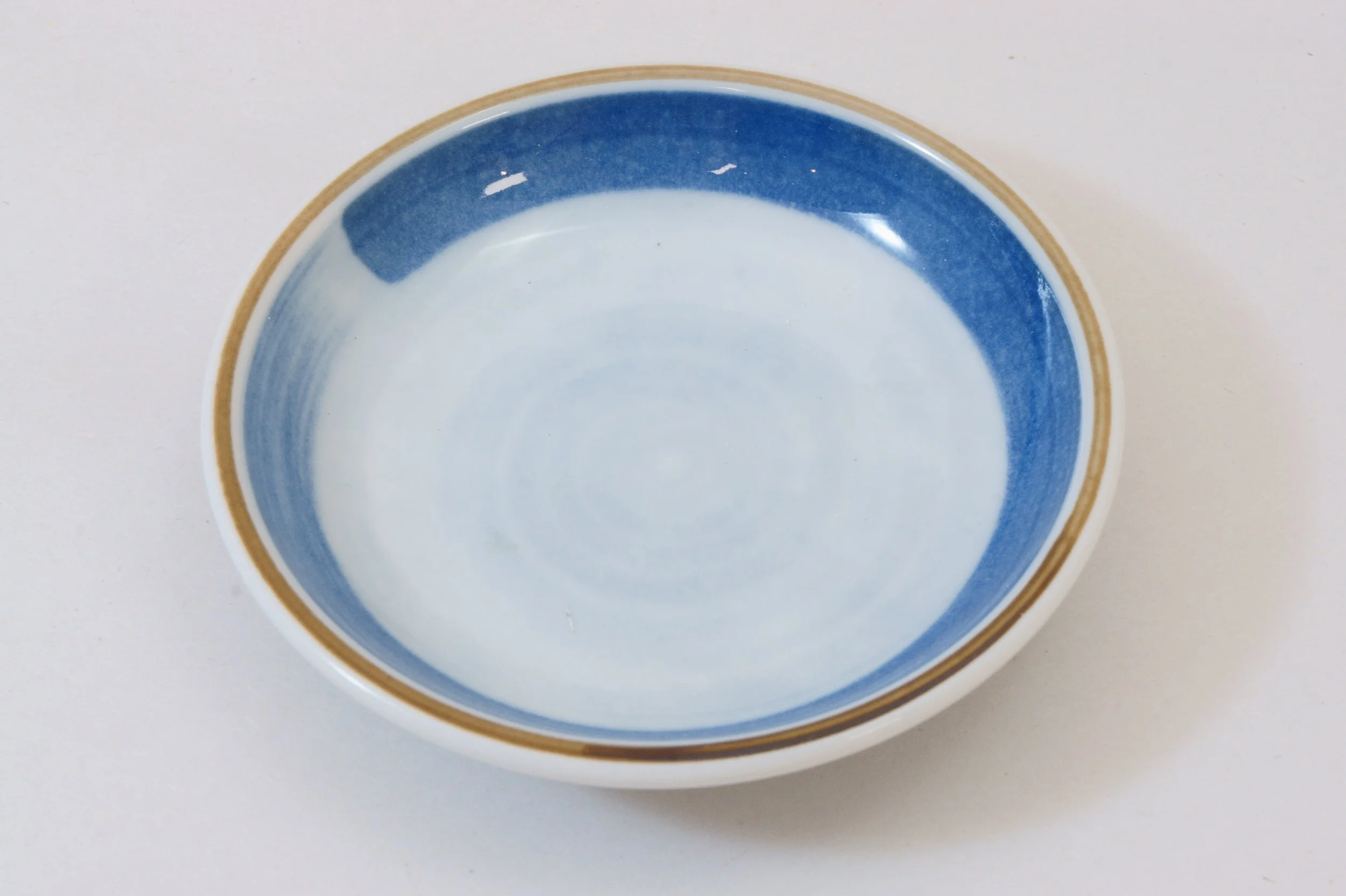 421-1093 Blue brush on white sauce dish