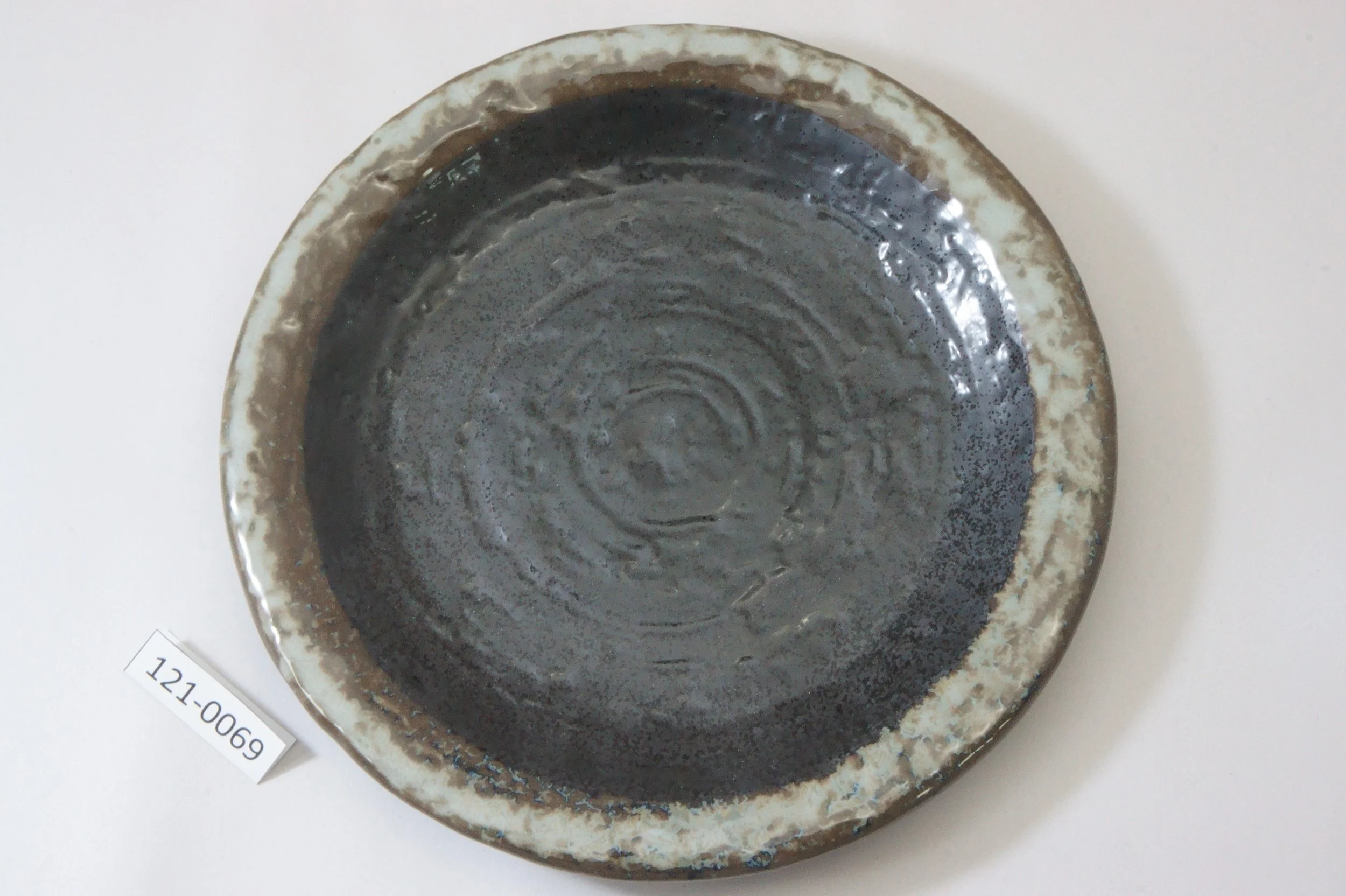 121-0069 Brown on white round plate with rim