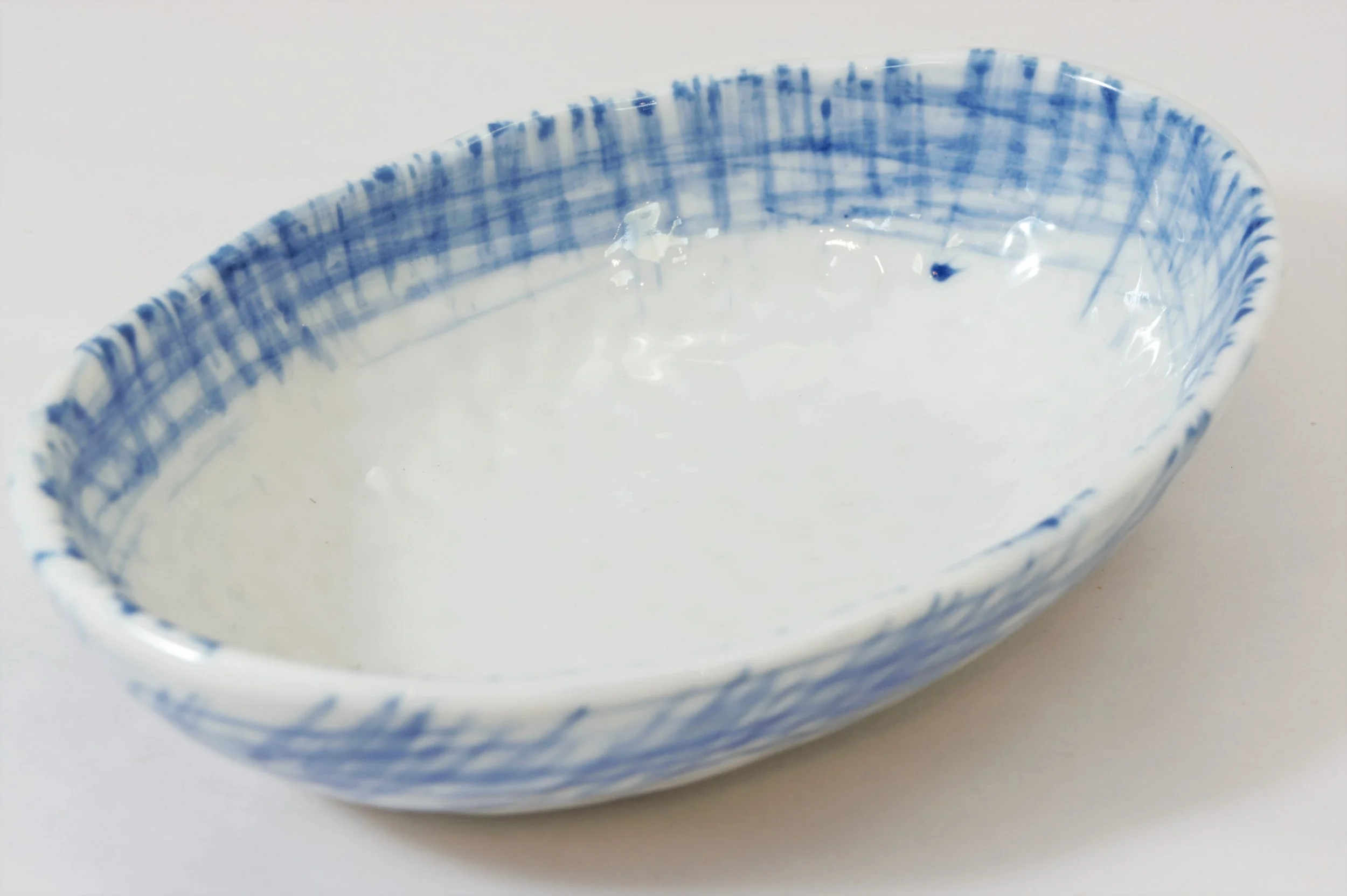 221-0423 Blue on white oval bowl