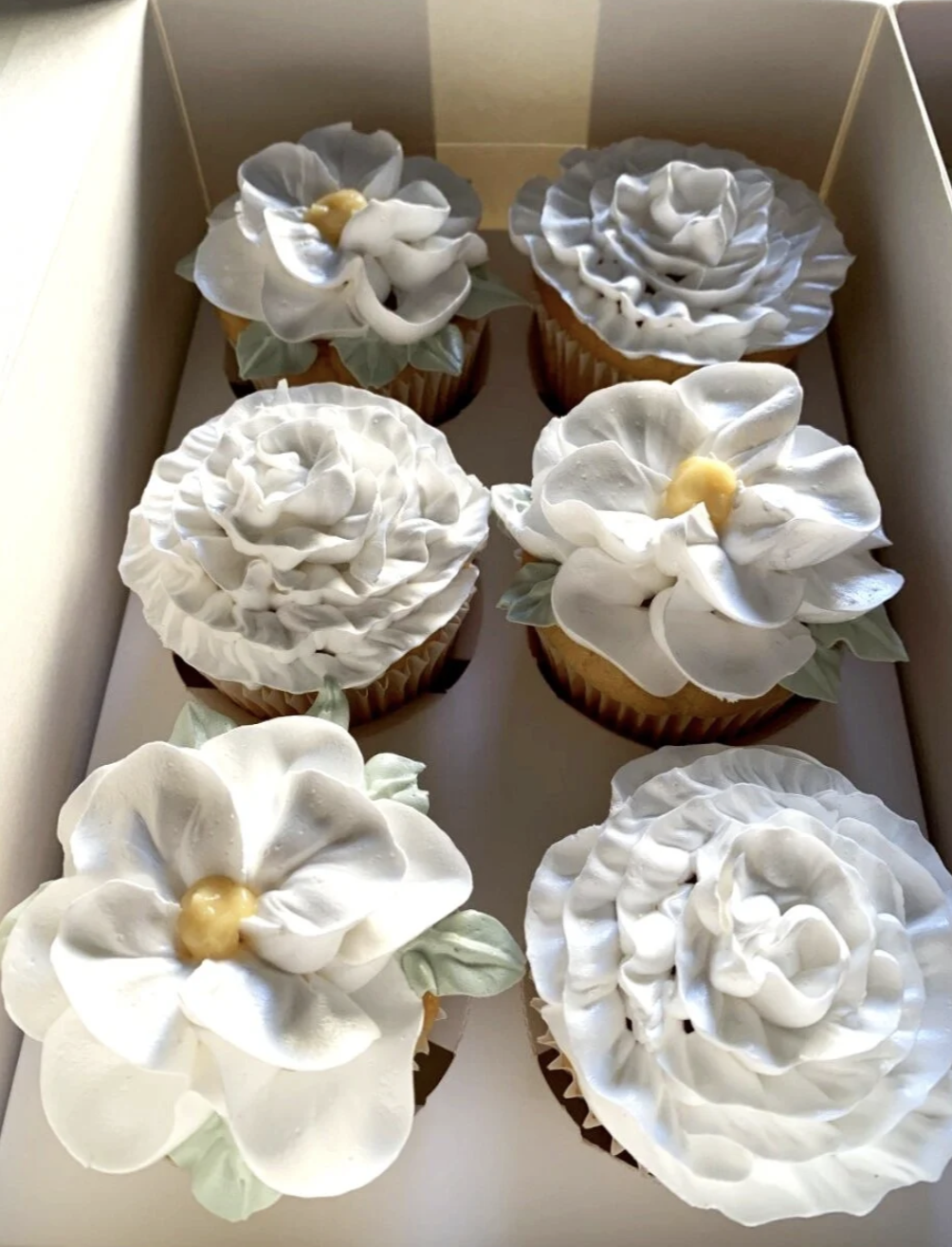 Cupcakes (white flowers).png