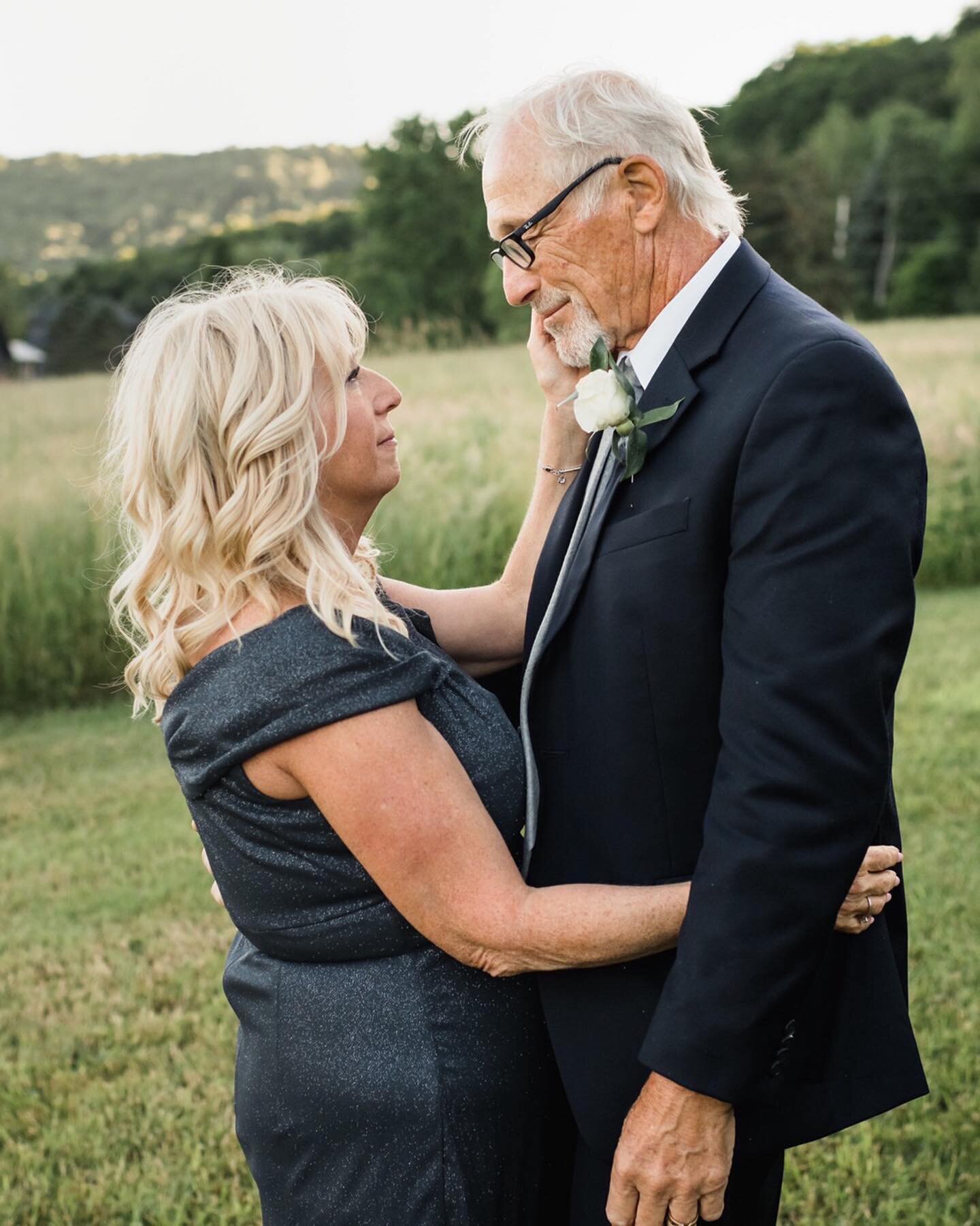 This couple rented a home in the hills of Elicottville for their wedding and it was perfect. Mary and Gene are amazing together and their family and friends had such a great time celebrating them ❤️