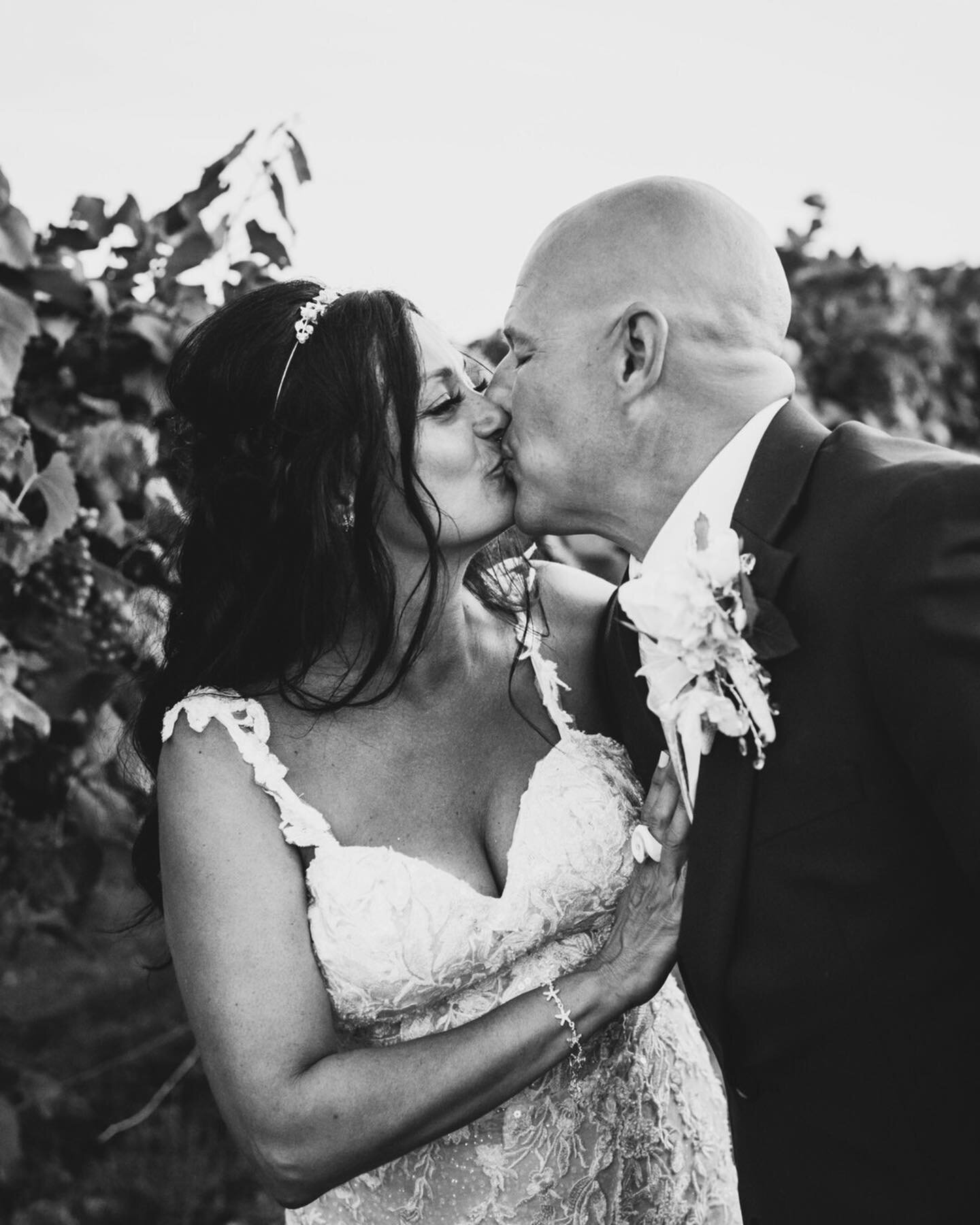 Swipe to see this MAGICAL wedding at Boldt Castle in Thousand Islands. It was so exciting to be a part of Tracy and Justin&rsquo;s beautiful and fun dream wedding 🌟
#boldtcastle #boldtcastlewedding