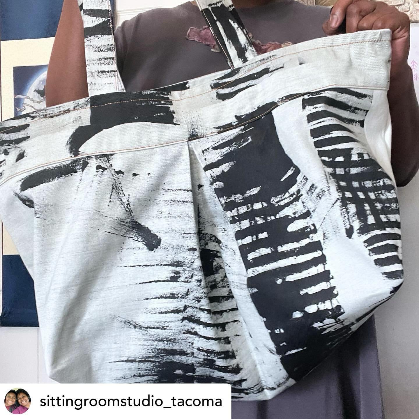 Woweeee 🤩 Love this fabric pick for the #YardBag by @sittingroomsocial_tacoma !

#bagsewing #bagsewingpatterns #zerowastesewingpattern #zerowastesewing #sewistsofinstagram #indiesew #indiesewing #makersgonnamake #mindfulstitching