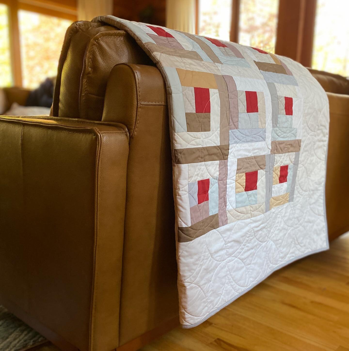I will never get sick of log cabin quilts. 
.
.
.
.
.
#goodquilt #logcabin #logcabinquilt #modernlogcabinquilt #modernlogcabin #customquilt