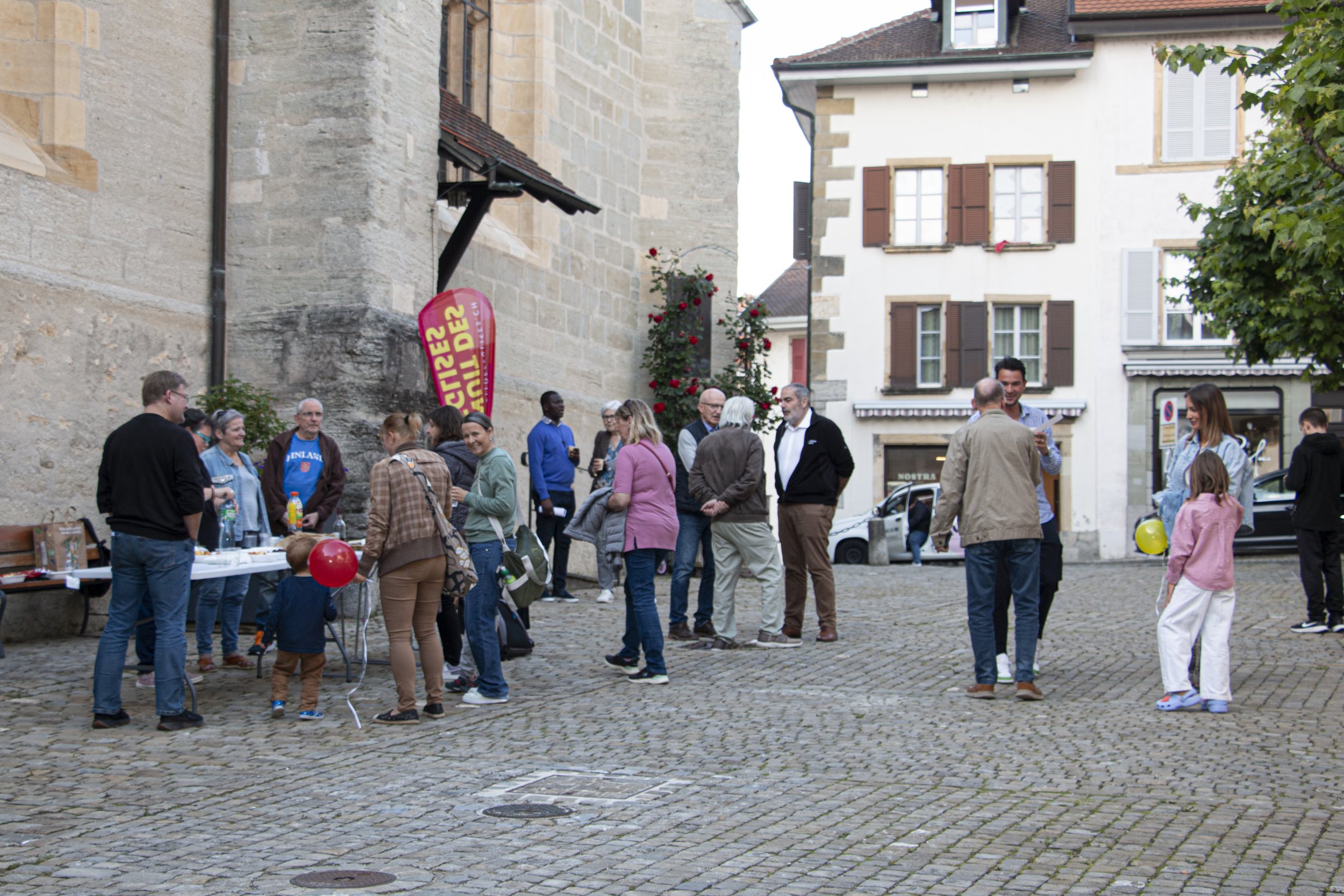 379 personnes devant collégiale .jpg