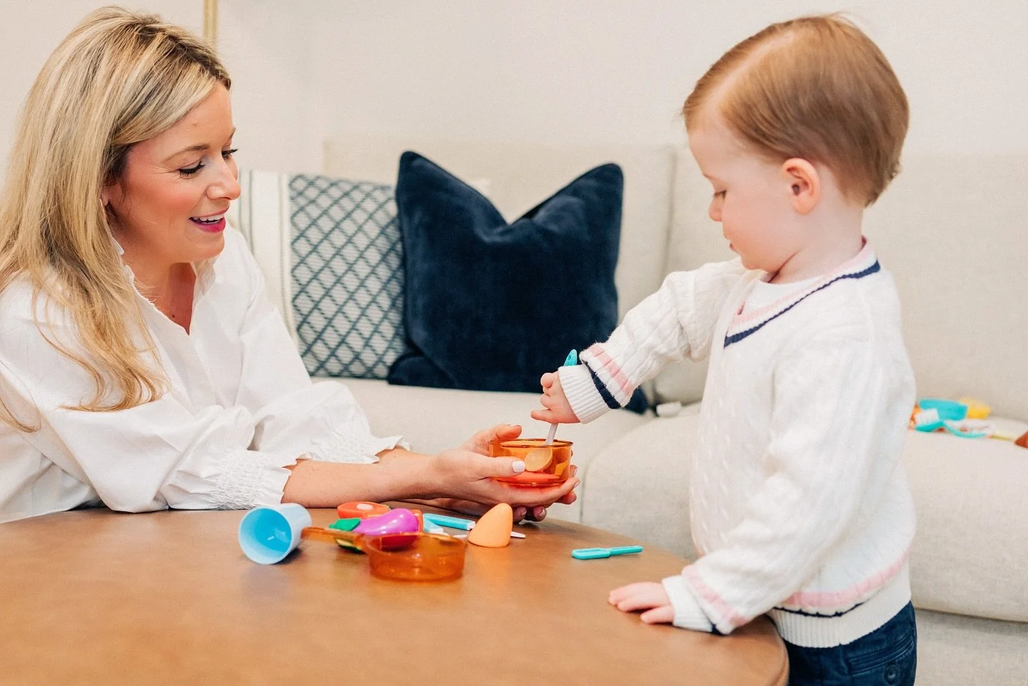 🌈 Did you know play develops in stages? I recently had a parent come to me concerned that her almost 3 year old tends to play NEXT to his peers instead of WITH them. 

Here&rsquo;s how play skills grow over time:

👶 Solitary Play (0&ndash;2 yrs)
Pl