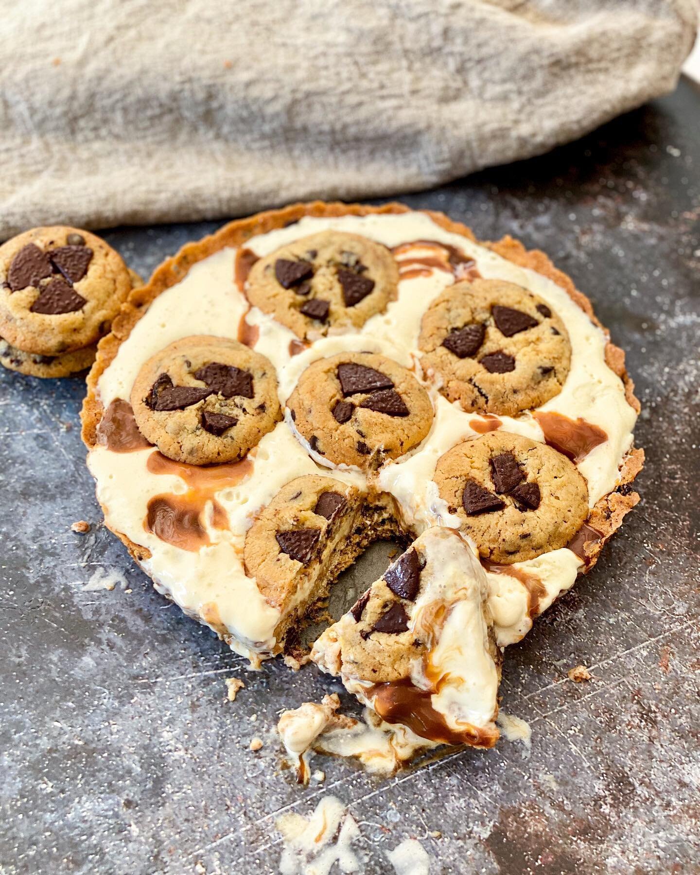 CHOCOLATE CHIP COOKIE, SALTED CARAMEL PIE

Esta receta nos encanta porque es demasiado fácil y demasiado rica. La base de este pie es de masa de galleta de chips de chocolate, tiene helado de vainilla y caramelo salado con más galletas. No se van a