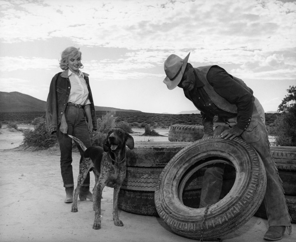 misfits-the-1961-009-marilyn-monroe-with-dog-clark-gable-with-tire-00m-f45-1.jpg