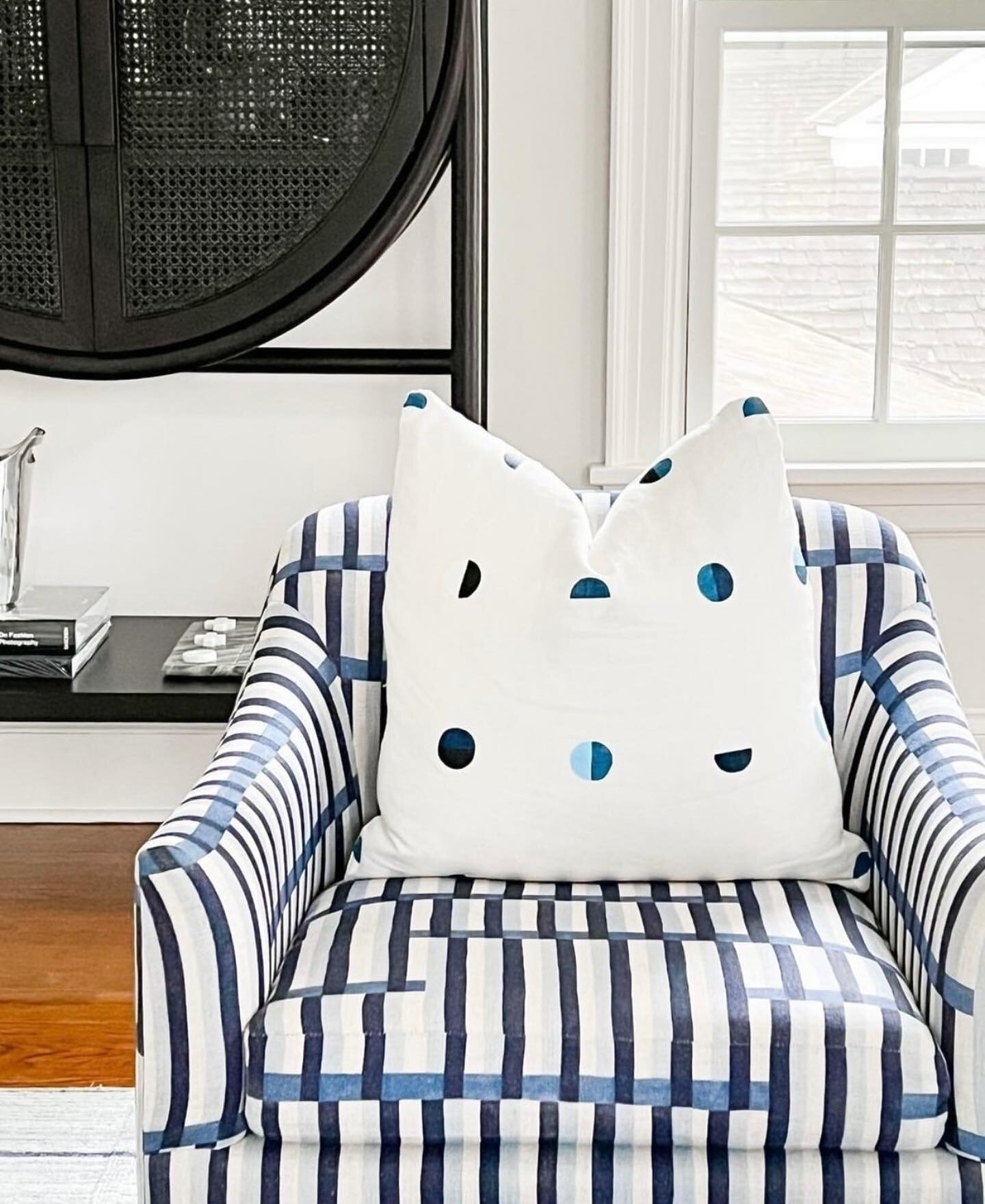 A blue + white delight ✨ Anni Stripe fabric by @imogenheathinteriors in the indigo colorway makes a bold and beautiful statement on the chairs in this space by @eileenlanedesign .

&hellip;..
#fabrictothetrade #textiles #imogenheathfabric #charleston