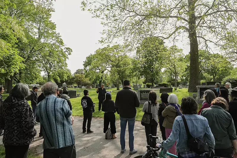 ArtsPass Exclusive: Oak Woods Cemetery Tour and Sketching with Profs Diwakar and Rokem