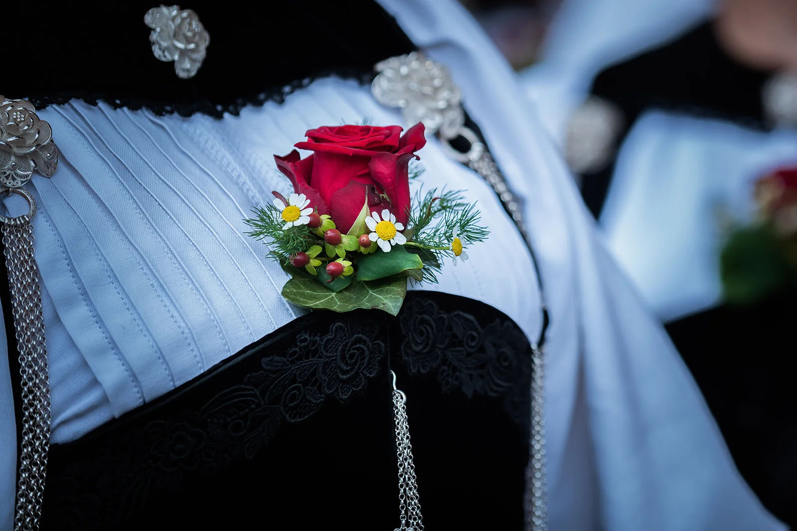 Tracht mit roter Rose