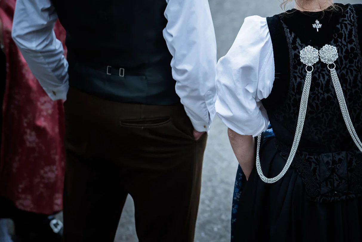 Rückenansicht Trachtenmann und Trachtenfrau