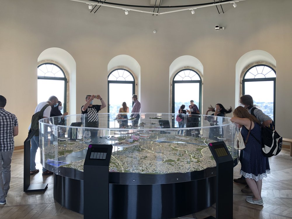  Seventh floor of the Galata Tower Museum, with the model of Istanbul in the center, October 2020, photo by Özlem Yıldız. 