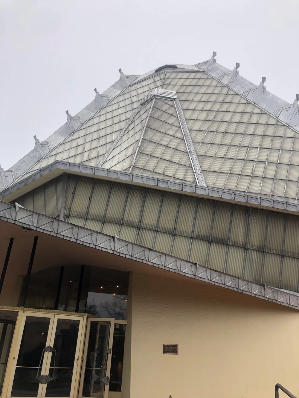 Beth Sholom Exterior, Main Entrance, October, 2020, photo by Ari Lipkis.