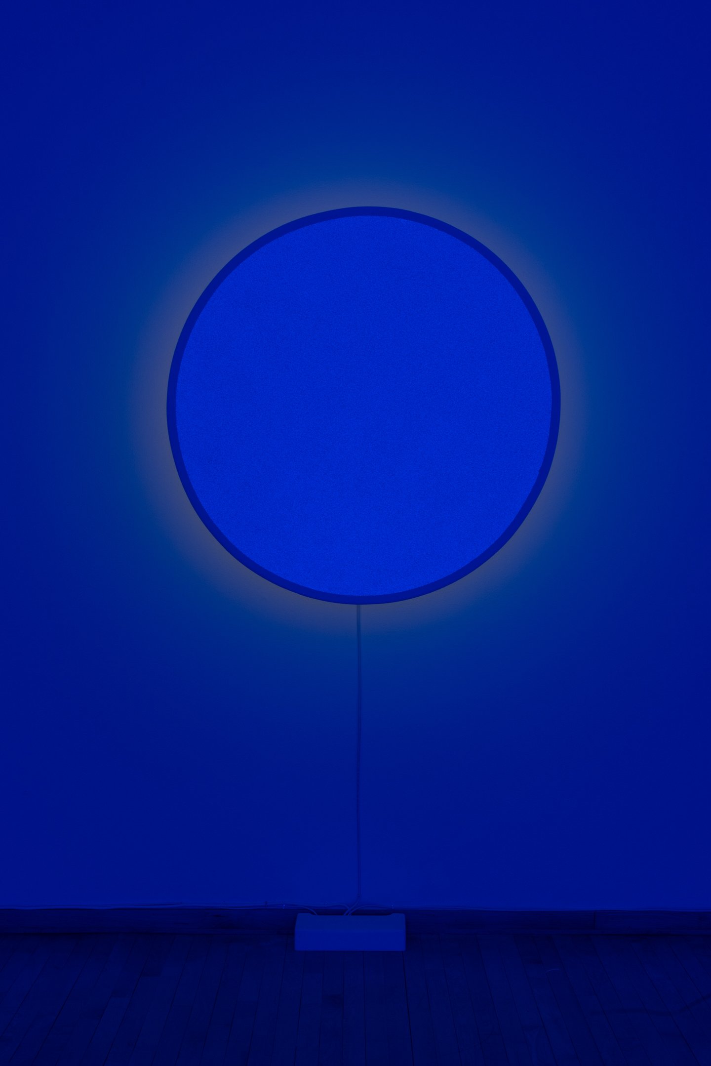 "In Totality" (still), 2025,
Time-based installation view showing “Optic Disc (Blue)”
Retroreflective glass microspheres, acrylic paint, foam, steel, LED light, computer controller. 46” by 46” by 14”
Photo credit: Neighboring States