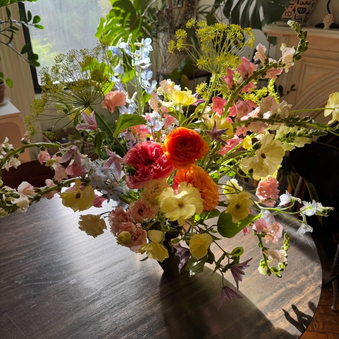 Who needs a little sunshine today?! Throwing it back to leftovers from @phaedrapa &lsquo;s spring wedding last year at @brooklynbotanic 🥰... Swipe for some candids from the prep for their wedding... Such a delightful couple and fabulous palette😍🎨!