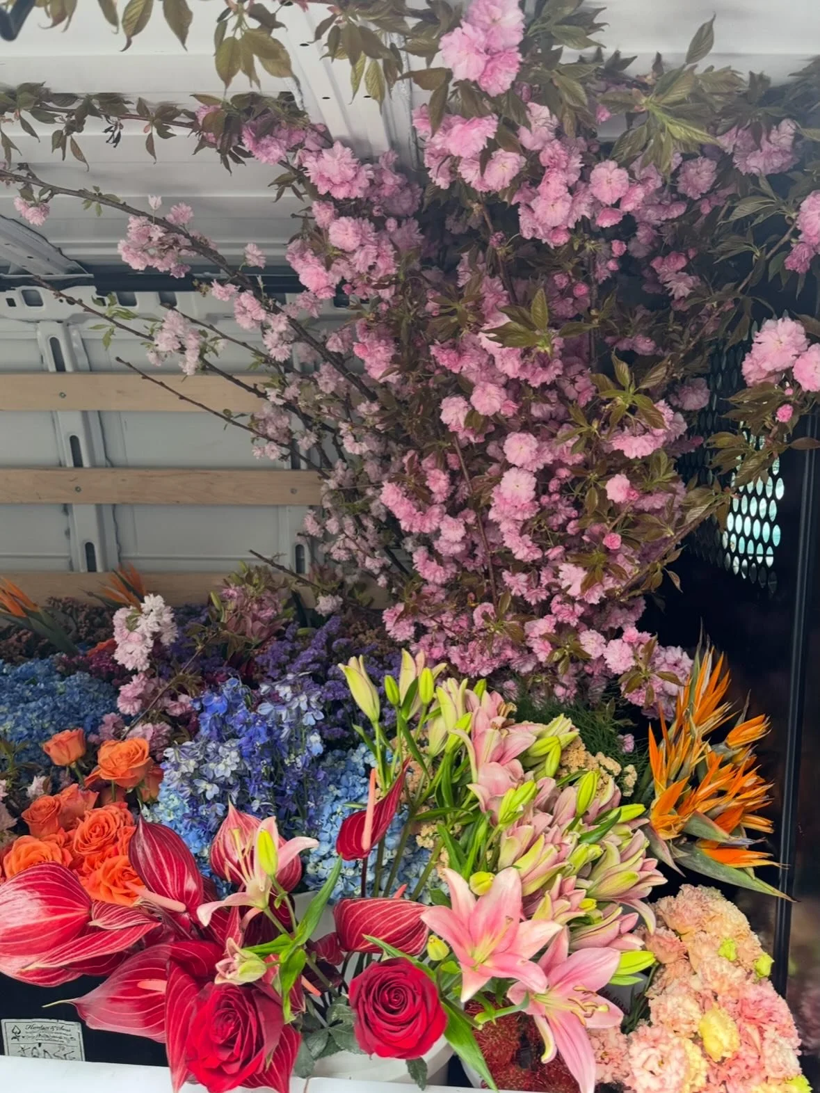 Ever wonder how those beautiful flowers get to your event? Well, may I present one of my favorite genres of florist photography... Flowers in vans 🌺🚚 Heres a few of my faves over the years... Beep Beep!