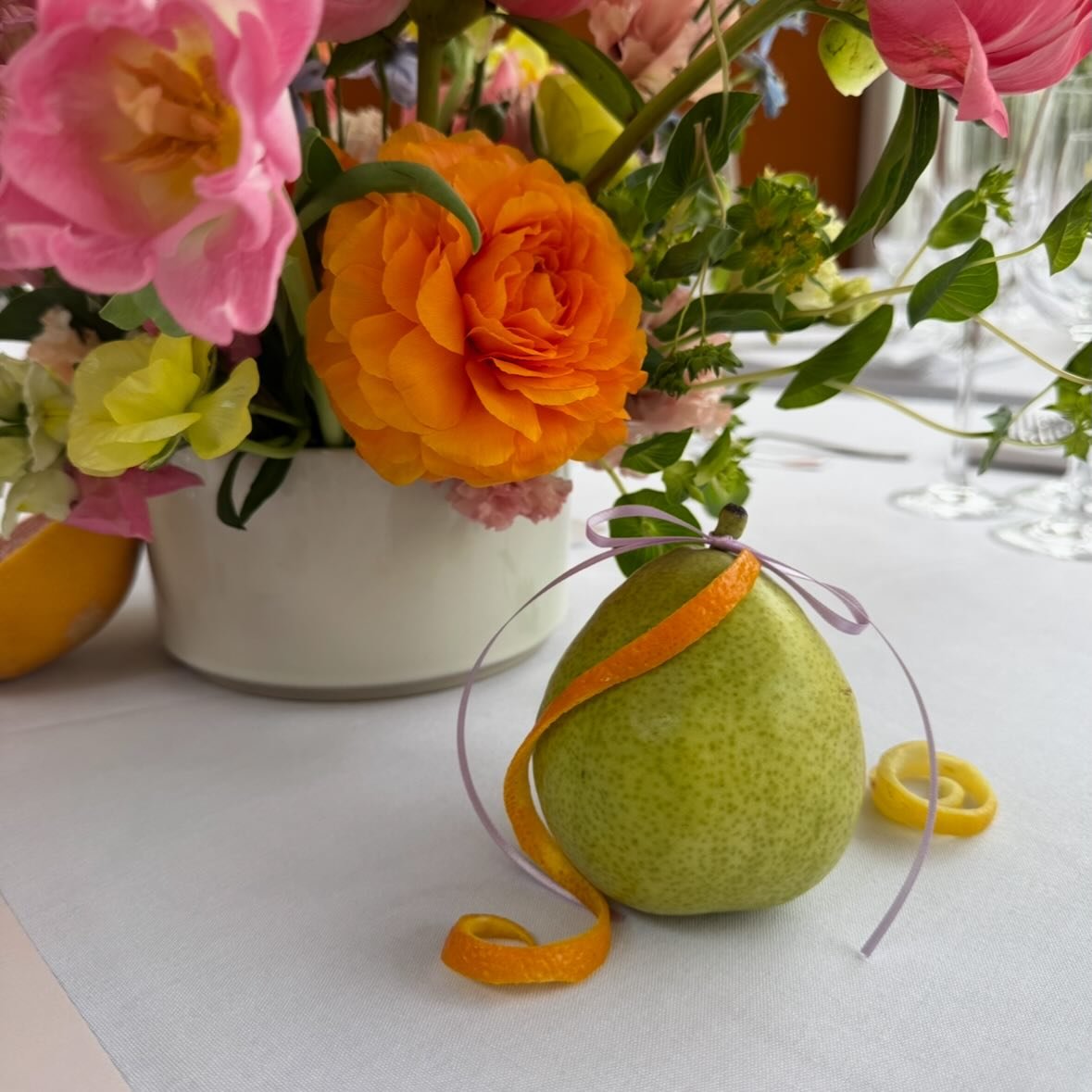 A moment for this pear please... Doing it's absolute most to prettify @phaedrapa and @gyusangskitchen 's reception table @brooklynbotanic. 🥹🍐🎀