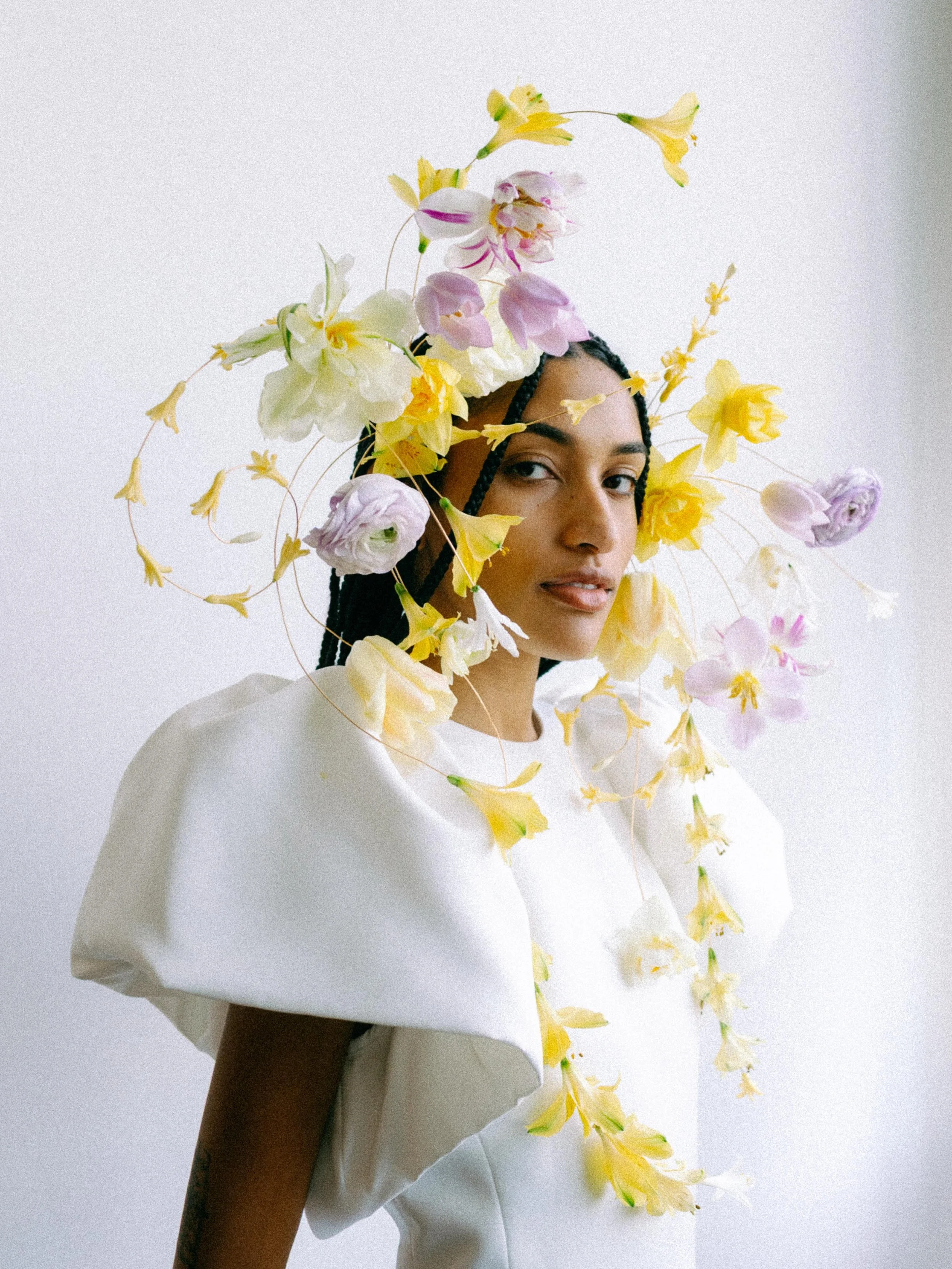 Gravity-defying flowers🪐✨🌼... Some of my recent work from an amazing workshop with @passionflowersue hosted by @mollyoliverflowers ... Thank you to @chazcruz for capturing this so beautifully!