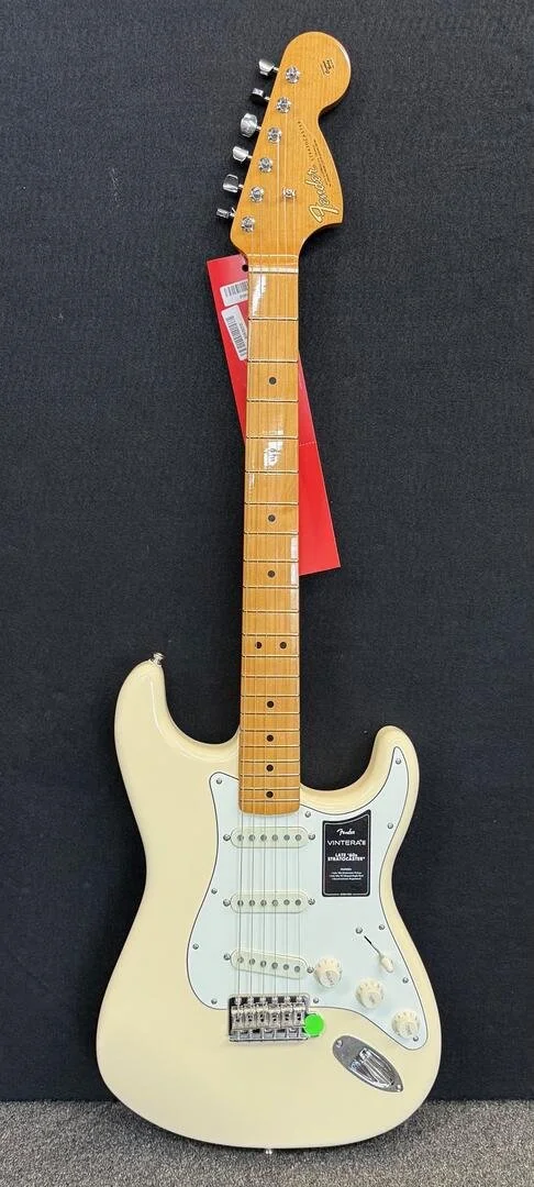 Fender Vintera III Late 60's Strat- Olympic White with deluxe bag