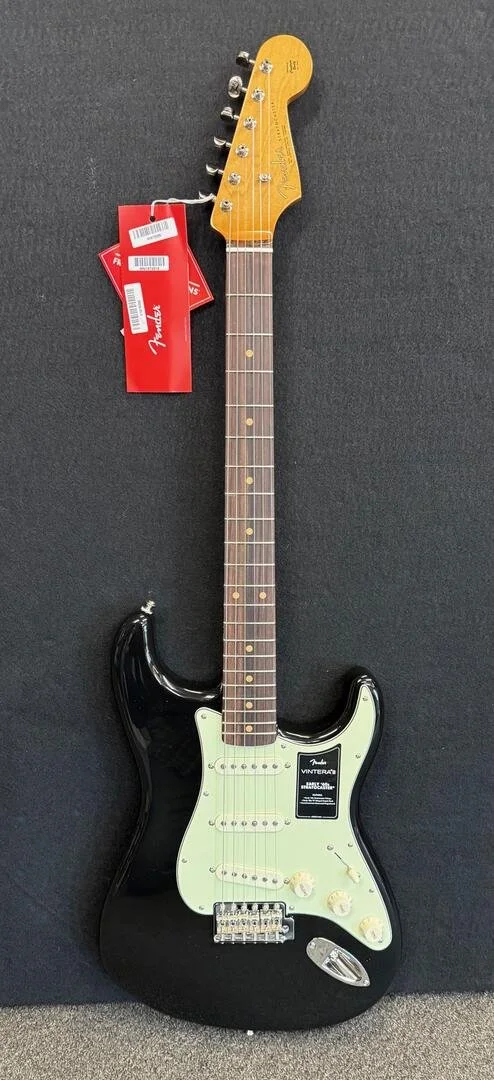 Fender Vintera III Early 60's Strat- Black with deluxe bag