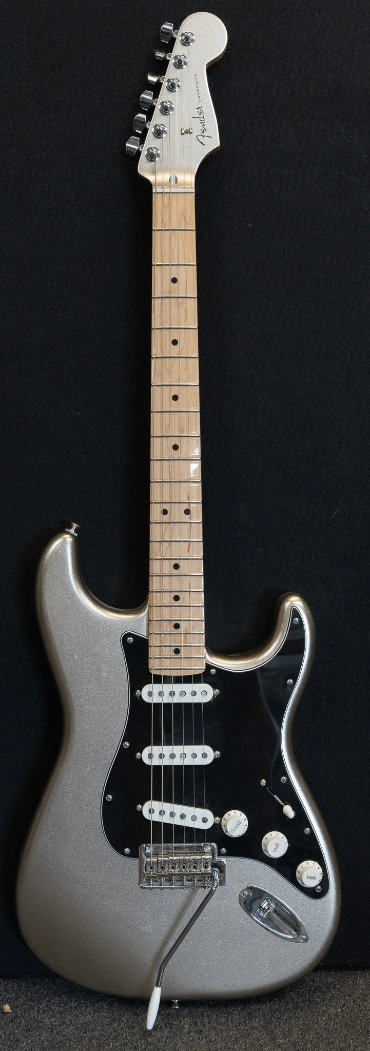 USED Fender 75 anniversary Stratocaster - Silver w/ bag