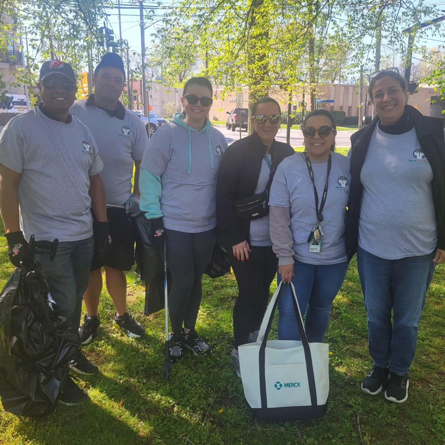 🌿🌍 A huge shoutout to the amazing team from Merck Pharmaceutical, who joined us today for a fantastic clean-up effort at Wheatena Park in Rahway! 🌟

They walked along the banks of the Rahway River, diligently collecting tons of plastic bottles, gl