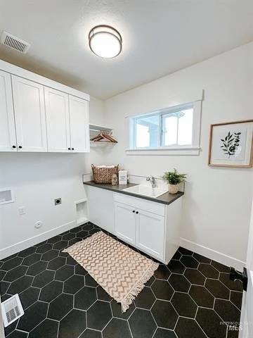 Mann Creek Bathroom & Laundry (7).jpg