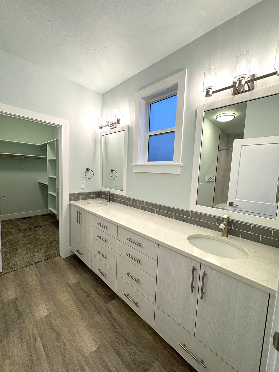 828 Mann Creek Bathroom, Laundry (2.1).jpg